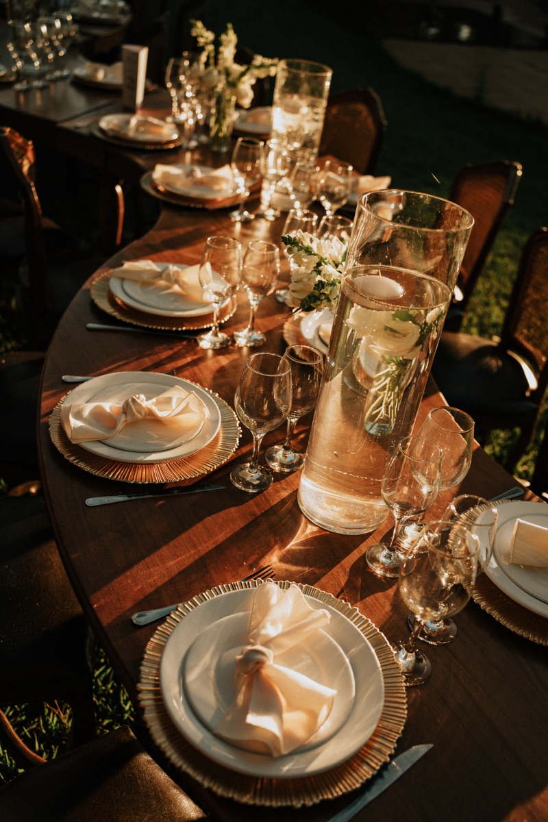 Detalhe da mesa posta ao pôr do sol